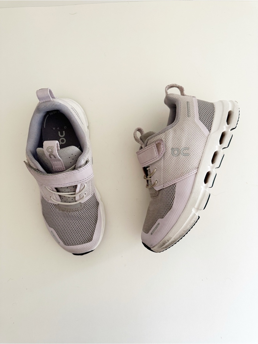 On Running Cloud Play sneakers in Orchid/White